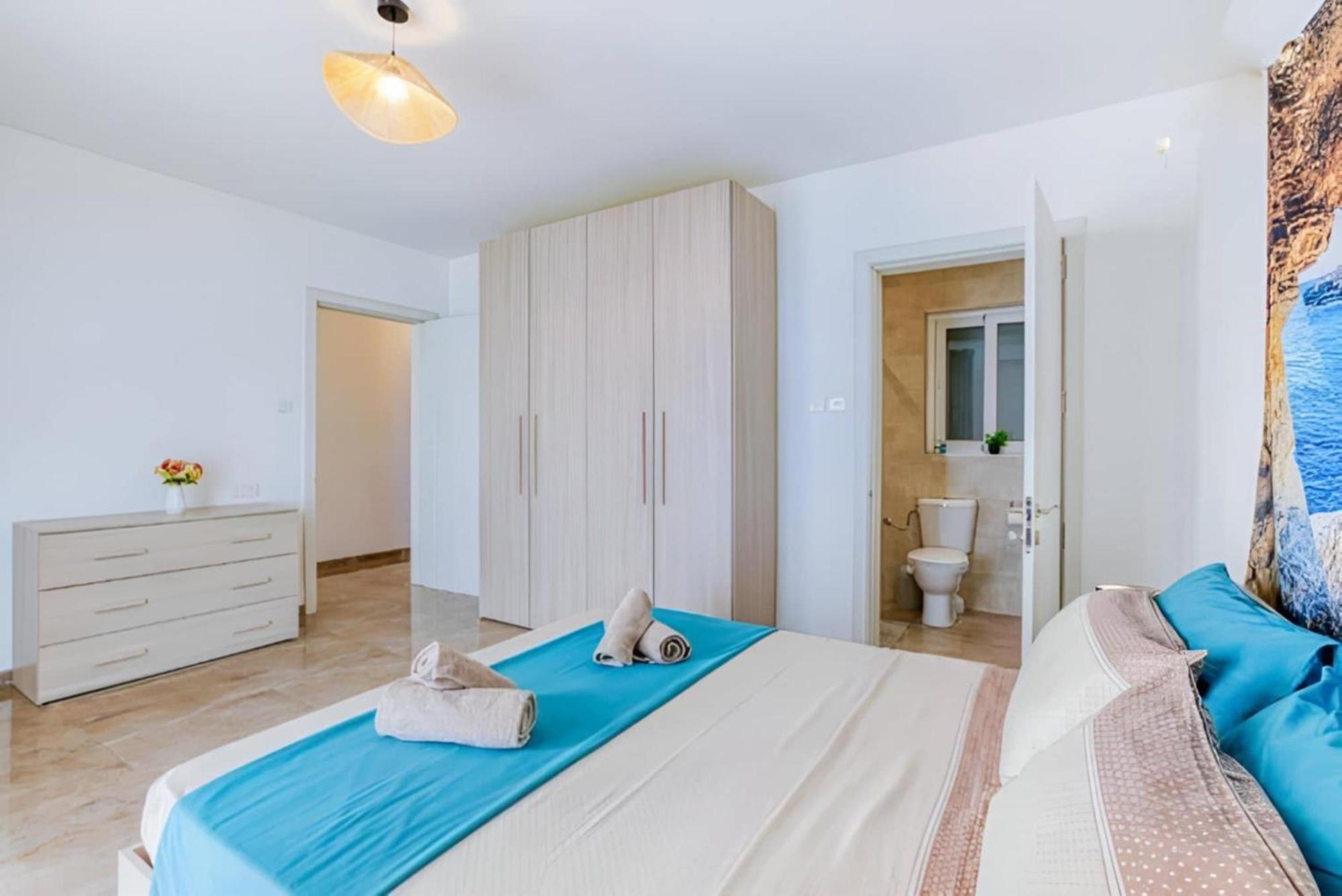 Large, 3 Bedroom Apartment In Marsascala Marsaskala Bagian luar foto